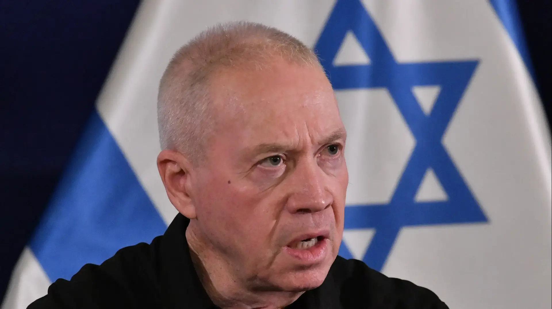 שר הביטחון יואב גלנט בהצהרה לתקשורת, 18 בנובמבר 2023 שר הביטחון יואב גלנט בהצהרה לתקשורת, 18 בנובמבר 2023