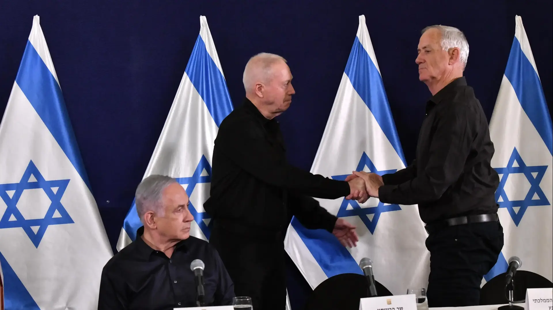ראש הממשלה בנימין נתניהו , שר הביטחון יואב גלנט והשר בני גנץ בהצהרה לתקשורת, 18 בנובמבר 2023 ראש הממשלה בנימין נתניהו , שר הביטחון יואב גלנט והשר בני גנץ בהצהרה לתקשורת, 18 בנובמבר 2023