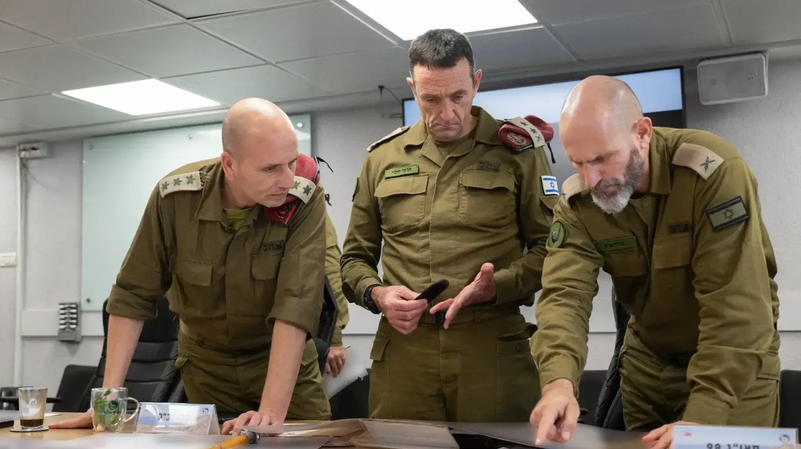 הרמטכ״ל קיים אמש הערכת מצב ואישר תוכניות בפיקוד הדרום להמשך הלחימה הקרקעית והתמרון ברצועת עזה. 19 בנובמבר 2023 הרמטכ״ל קיים אמש הערכת מצב ואישר תוכניות בפיקוד הדרום להמשך הלחימה הקרקעית והתמרון ברצועת עזה. 19 בנובמבר 2023