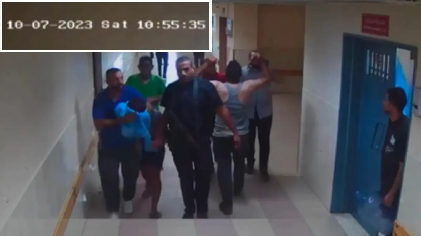 חטופים מובלים ע"י מחבלי חמאס בבית החולים שיפא בעזה חטופים מובלים ע"י מחבלי חמאס בבית החולים שיפא בעזה