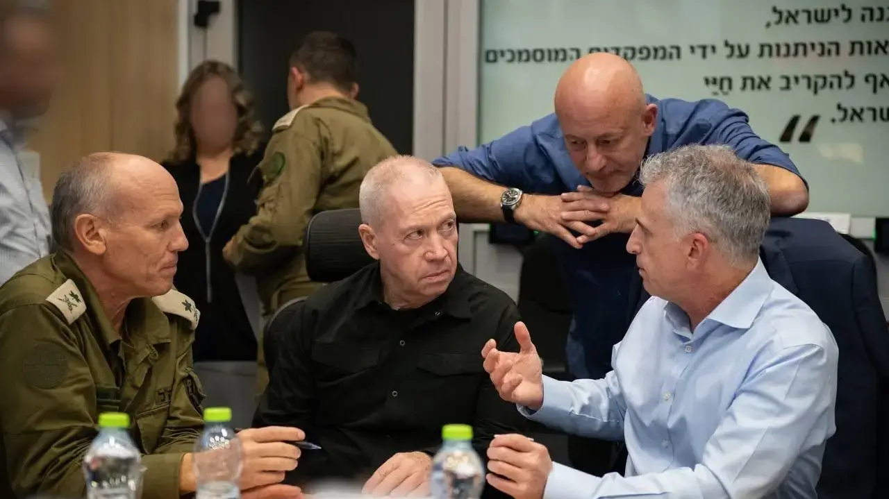שר הביטחון יואב גלנט וראש המוסד דוד ברנע שר הביטחון יואב גלנט וראש המוסד דוד ברנע
