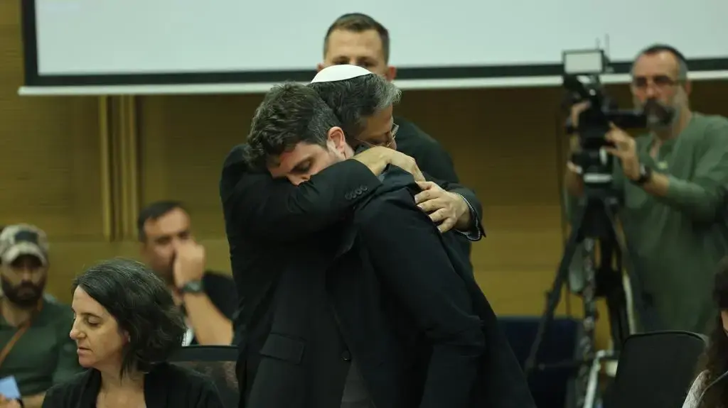 איתמר בן גביר השר לביטחון לאומי עם גיל דיקמן שקרובי משפחתו נחטפו ונרצחו ע"י חמאס, דיון הוועדה לביטחון לאומי על עונש מוות למחבלים, 20 בנובמבר 2023 איתמר בן גביר השר לביטחון לאומי עם גיל דיקמן שקרובי משפחתו נחטפו ונרצחו ע"י חמאס, דיון הוועדה לביטחון לאומי על עונש מוות למחבלים, 20 בנובמבר 2023
