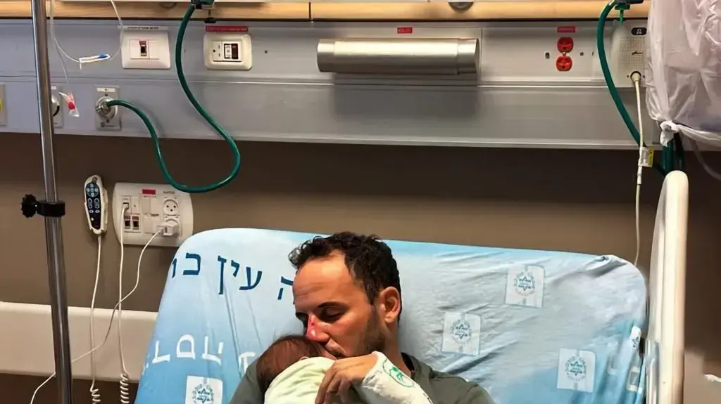 רס״ן ד"ר איתן עם בנו בבית החולים הדסה רס״ן ד"ר איתן עם בנו בבית החולים הדסה