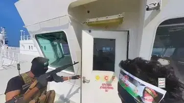 תיעוד שפרסמו החות'ים מהשתלטות על ספינת המשא תיעוד שפרסמו החות'ים מהשתלטות על ספינת המשא