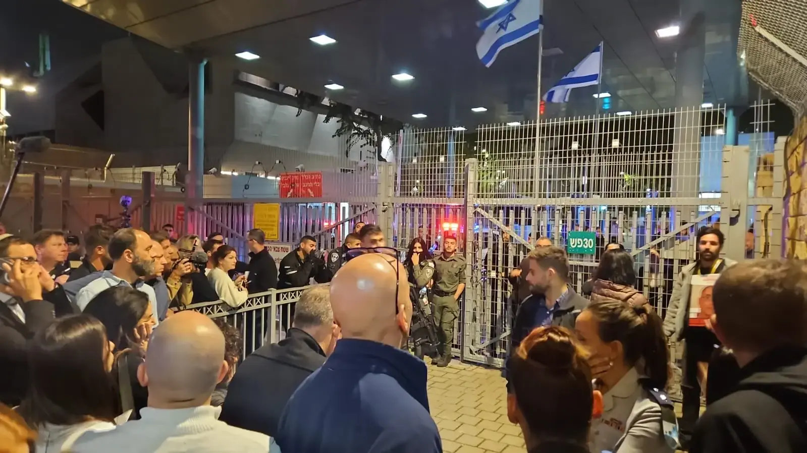משפחות החטופים מחוץ לקריה לאחר שלא הוכנסו לפגישה עם ראש הממשלה. 20 בנובמבר 2023 משפחות החטופים מחוץ לקריה לאחר שלא הוכנסו לפגישה עם ראש הממשלה. 20 בנובמבר 2023