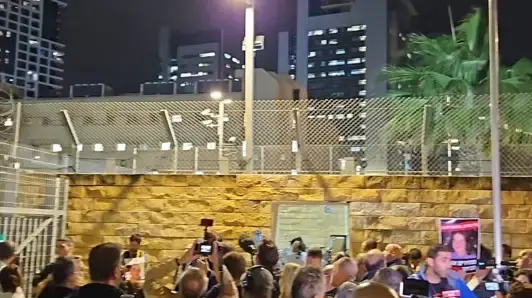 משפחות החטופים מחוץ לקריה לאחר שלא הוכנסו לפגישה עם ראש הממשלה. 20 בנובמבר 2023 משפחות החטופים מחוץ לקריה לאחר שלא הוכנסו לפגישה עם ראש הממשלה. 20 בנובמבר 2023