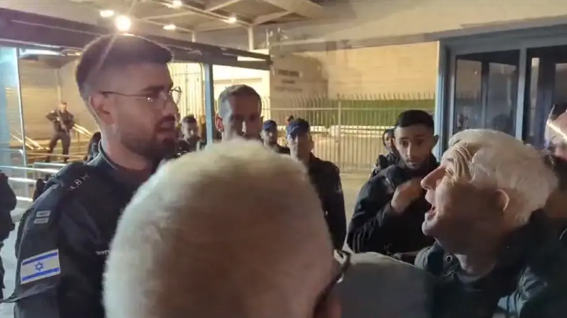 שומרים הודפים משפחות חטופים הדורשים להיכנס לישיבת הקבינט, הקריה. 20 בנובמבר 2023 שומרים הודפים משפחות חטופים הדורשים להיכנס לישיבת הקבינט, הקריה. 20 בנובמבר 2023