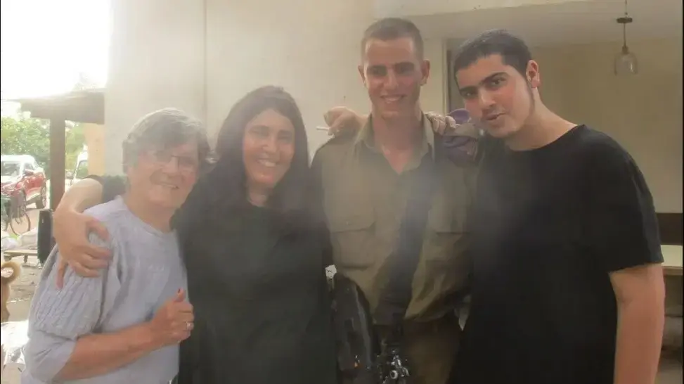 חלל צה"ל ארנון בנבניסטי ומשפחתו, 21 בנובמבר 2023 חלל צה"ל ארנון בנבניסטי ומשפחתו, 21 בנובמבר 2023