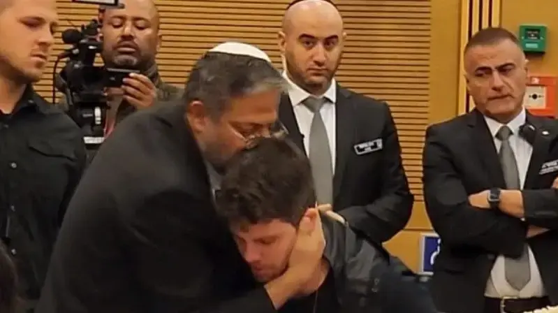 איתמר בן גביר מחבק את גיל דיקמן איתמר בן גביר מחבק את גיל דיקמן