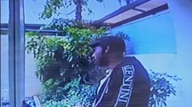 הגבר שלכאורה ניסה לפרוץ לדירה ברחוב בוגרשוב בתל אביב הגבר שלכאורה ניסה לפרוץ לדירה ברחוב בוגרשוב בתל אביב
