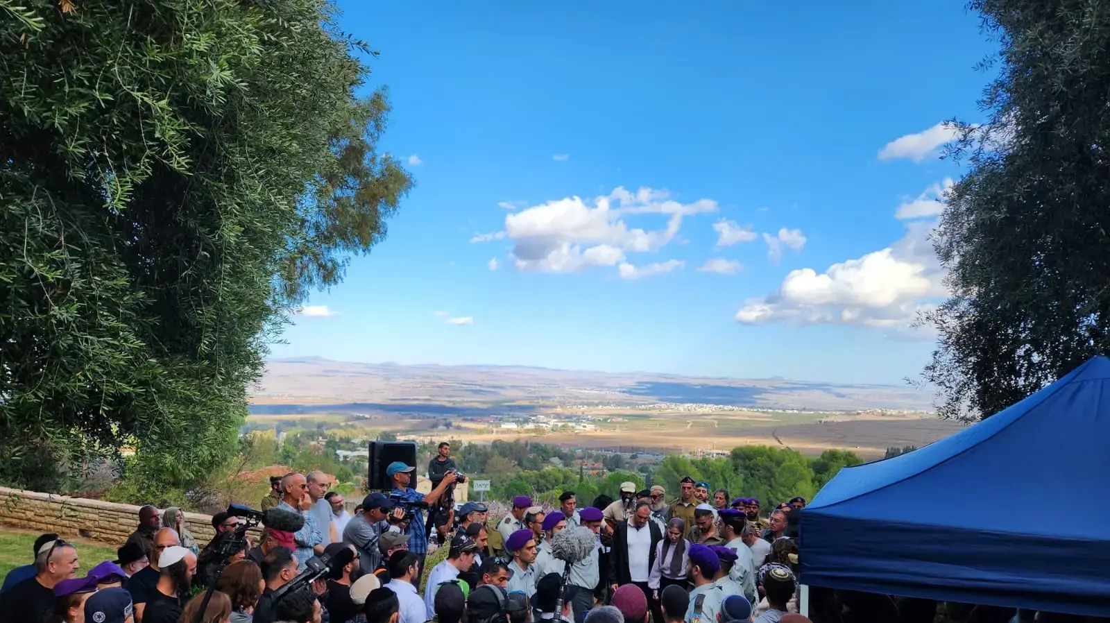 סרן (במיל') ארנון בנבניסטי וספי שנפל ברצועת עזה נטמן ליד הדוד שנפל בלבנון. 21 בנובמבר 2023
סרן (במיל') ארנון בנבניסטי וספי שנפל ברצועת עזה נטמן ליד הדוד שנפל בלבנון. 21 בנובמבר 2023