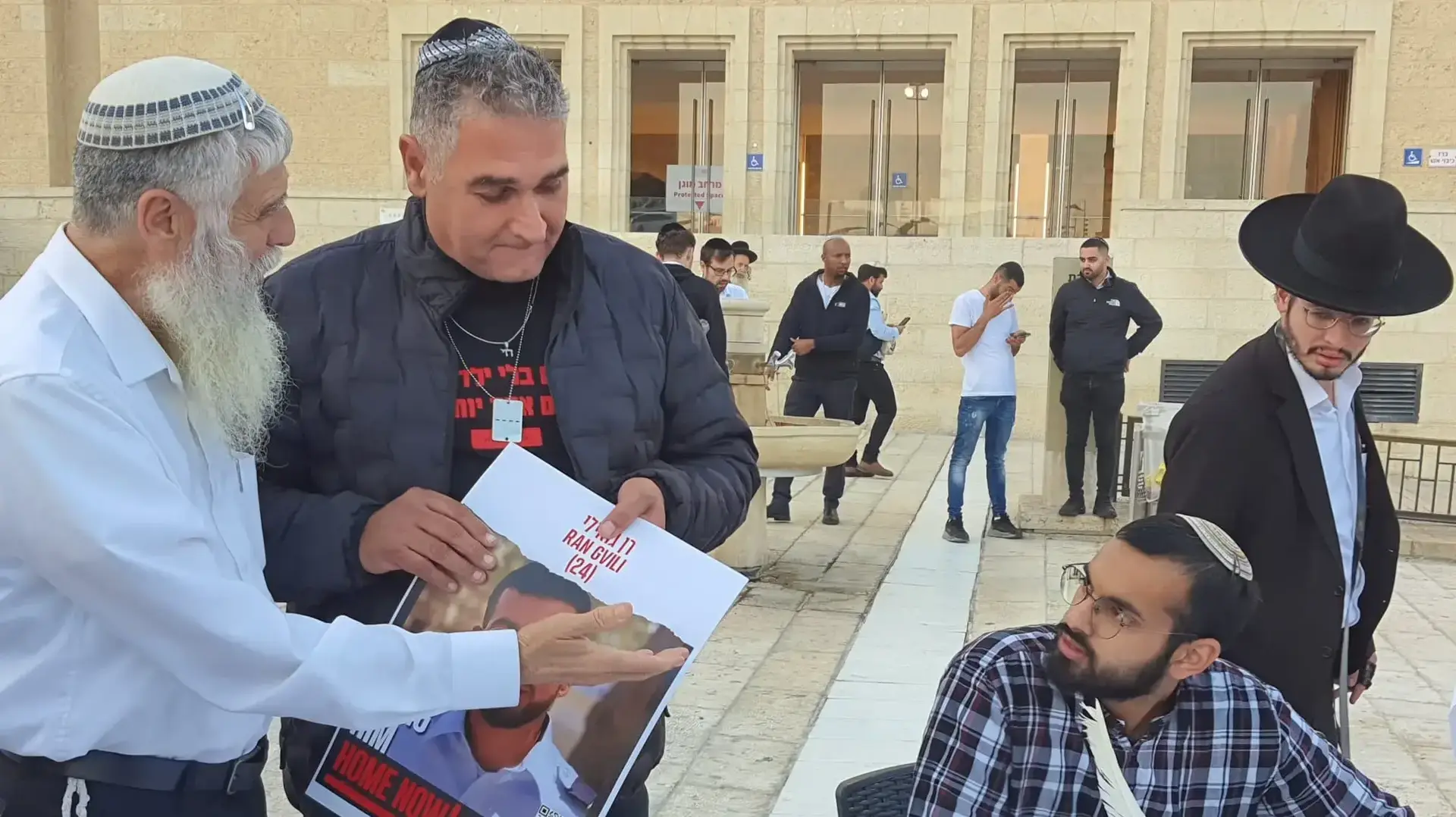 משפחות החטופים כותבים אות בספר התורה להצלת יקיריהם, הכותל המערבי. 21 בנובמבר 2023 משפחות החטופים כותבים אות בספר התורה להצלת יקיריהם, הכותל המערבי. 21 בנובמבר 2023