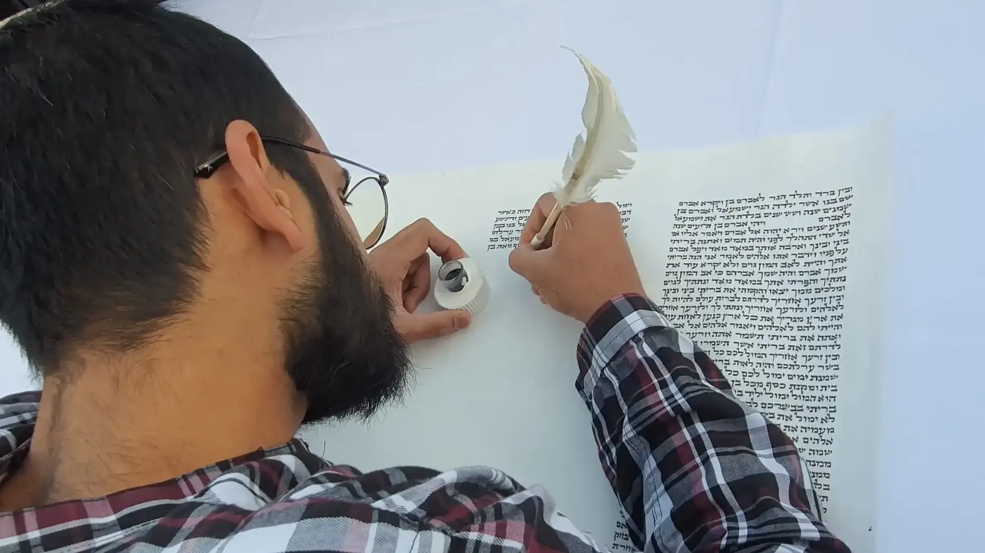 משפחות החטופים כותבים אות בספר התורה להצלת יקיריהם, הכותל המערבי. 21 בנובמבר 2023 משפחות החטופים כותבים אות בספר התורה להצלת יקיריהם, הכותל המערבי. 21 בנובמבר 2023