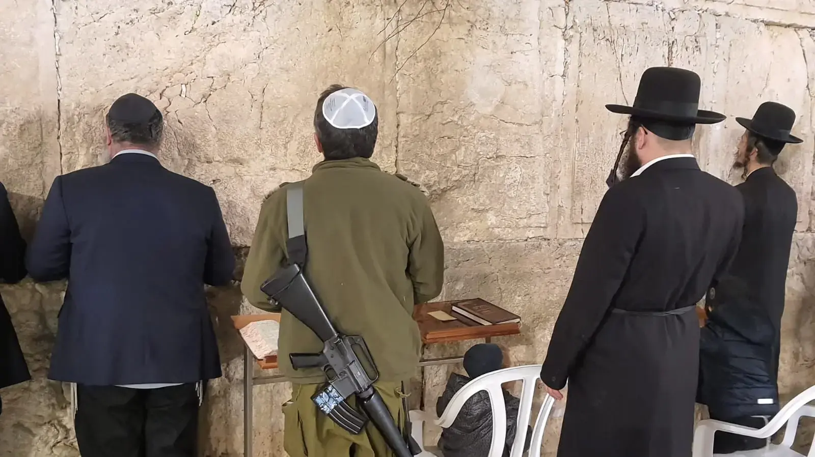 תפילה ברחבת הכותל למען החזרת השבויים והנעדרים, החלמת הפצועים, הצלחת החיילים ושובם בשלום. 21 בנובמבר 2023 תפילה ברחבת הכותל למען החזרת השבויים והנעדרים, החלמת הפצועים, הצלחת החיילים ושובם בשלום. 21 בנובמבר 2023
