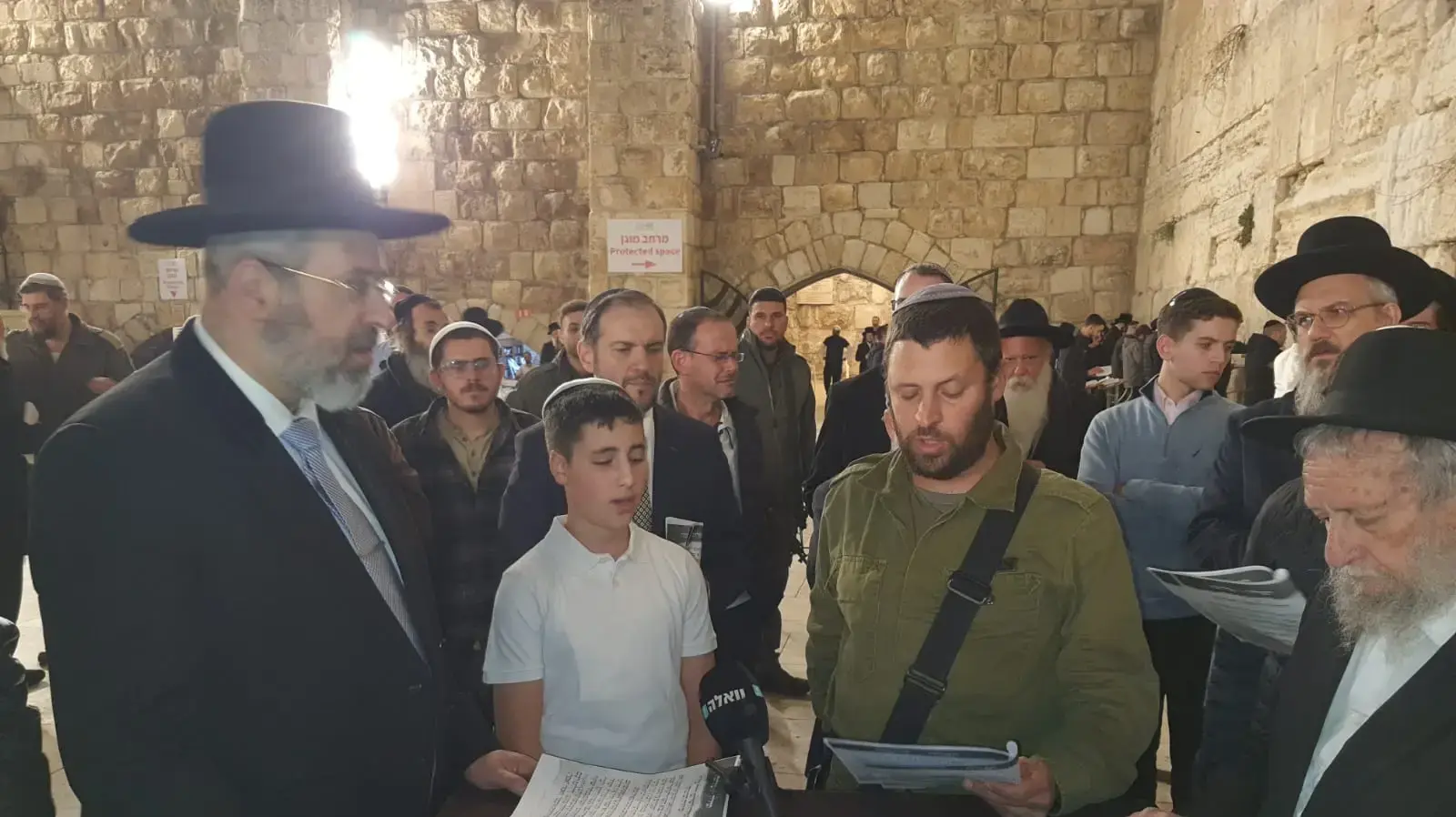 הרב הראשי דוד לאו בתפילה ברחבת הכותל למען החזרת השבויים והנעדרים, החלמת הפצועים, הצלחת החיילים ושובם בשלום. 21 בנובמבר 2023 הרב הראשי דוד לאו בתפילה ברחבת הכותל למען החזרת השבויים והנעדרים, החלמת הפצועים, הצלחת החיילים ושובם בשלום. 21 בנובמבר 2023