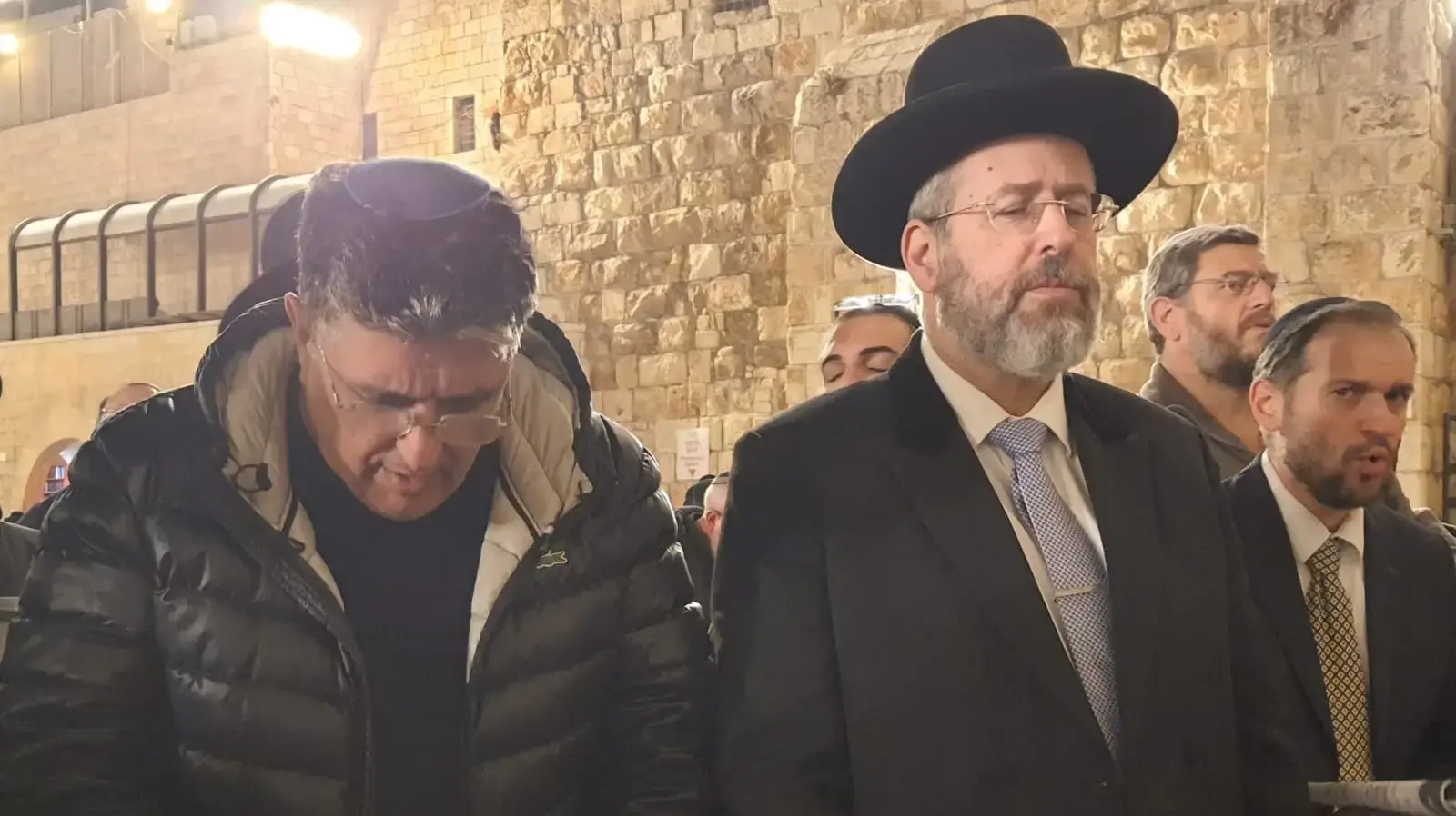 הרב הראשי דוד לאו בתפילה ברחבת הכותל למען החזרת השבויים והנעדרים, החלמת הפצועים, הצלחת החיילים ושובם בשלום. 21 בנובמבר 2023 הרב הראשי דוד לאו בתפילה ברחבת הכותל למען החזרת השבויים והנעדרים, החלמת הפצועים, הצלחת החיילים ושובם בשלום. 21 בנובמבר 2023