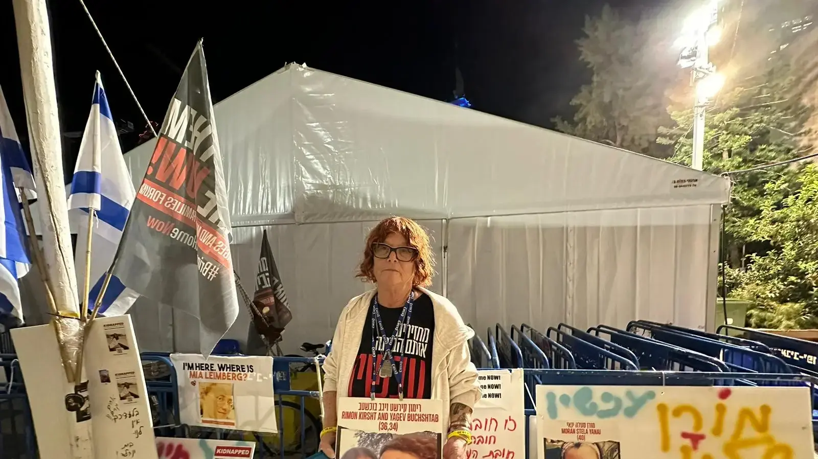 אביטל, אמה של רימון קירשט שנחטפה יחד עם בעלה יגב בוכשטב, בכיכר החטופים, תל אביב. 21 בנובמבר 2023 אביטל, אמה של רימון קירשט שנחטפה יחד עם בעלה יגב בוכשטב, בכיכר החטופים, תל אביב. 21 בנובמבר 2023