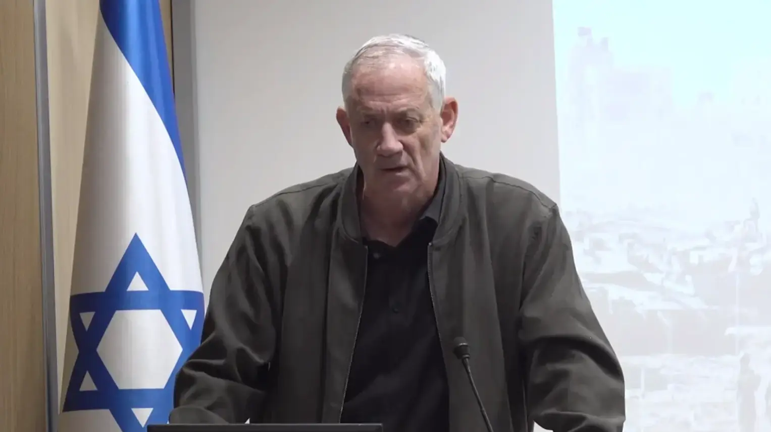 השר בני גנץ בהצהרה בפתח ישיבת הממשלה, בקריה בתל אביב. 21 בנובמבר 2023 השר בני גנץ בהצהרה בפתח ישיבת הממשלה, בקריה בתל אביב. 21 בנובמבר 2023