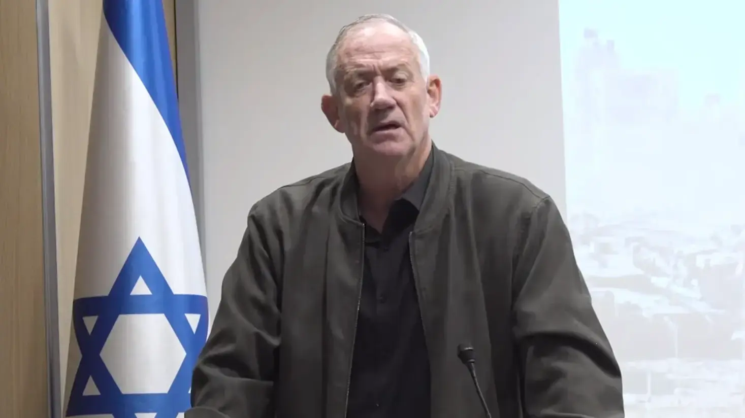 השר בני גנץ בהצהרה בפתח ישיבת הממשלה, בקריה בתל אביב. 21 בנובמבר 2023 השר בני גנץ בהצהרה בפתח ישיבת הממשלה, בקריה בתל אביב. 21 בנובמבר 2023