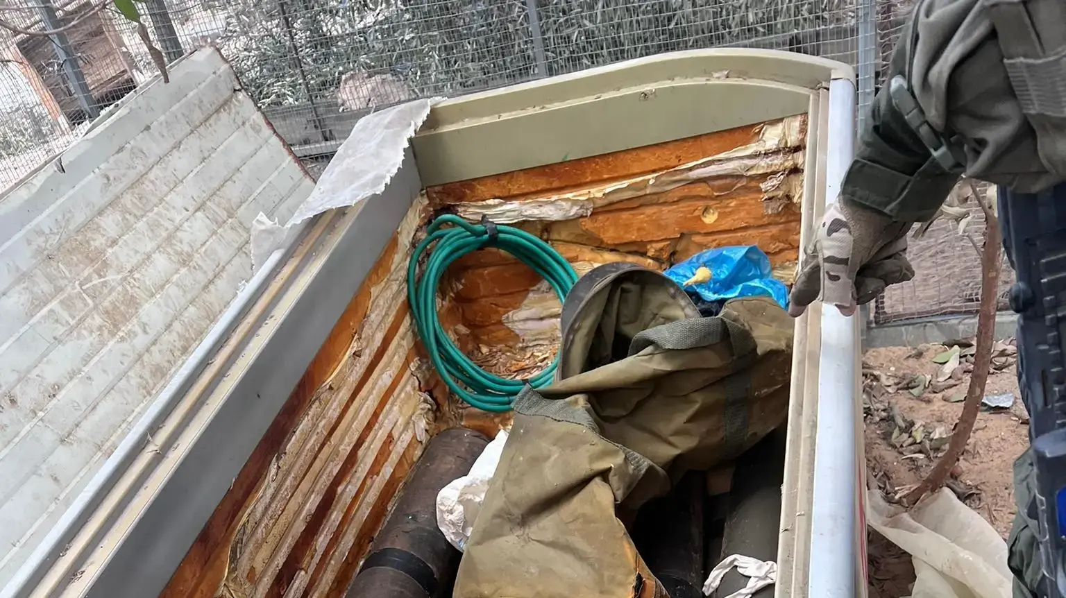 אמצעי לחימה, רקטות ומשגרים שנמצאו במרחב בית ספר סמוך למוצב חמאס במרחב שייח זאייד בצפון רצועת עזה אמצעי לחימה, רקטות ומשגרים שנמצאו במרחב בית ספר סמוך למוצב חמאס במרחב שייח זאייד בצפון רצועת עזה