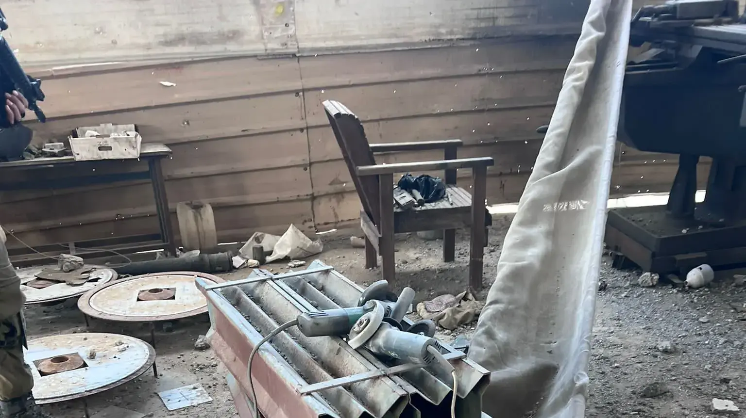 אמצעי לחימה, רקטות ומשגרים שנמצאו במרחב בית ספר סמוך למוצב חמאס במרחב שייח זאייד בצפון רצועת עזה אמצעי לחימה, רקטות ומשגרים שנמצאו במרחב בית ספר סמוך למוצב חמאס במרחב שייח זאייד בצפון רצועת עזה