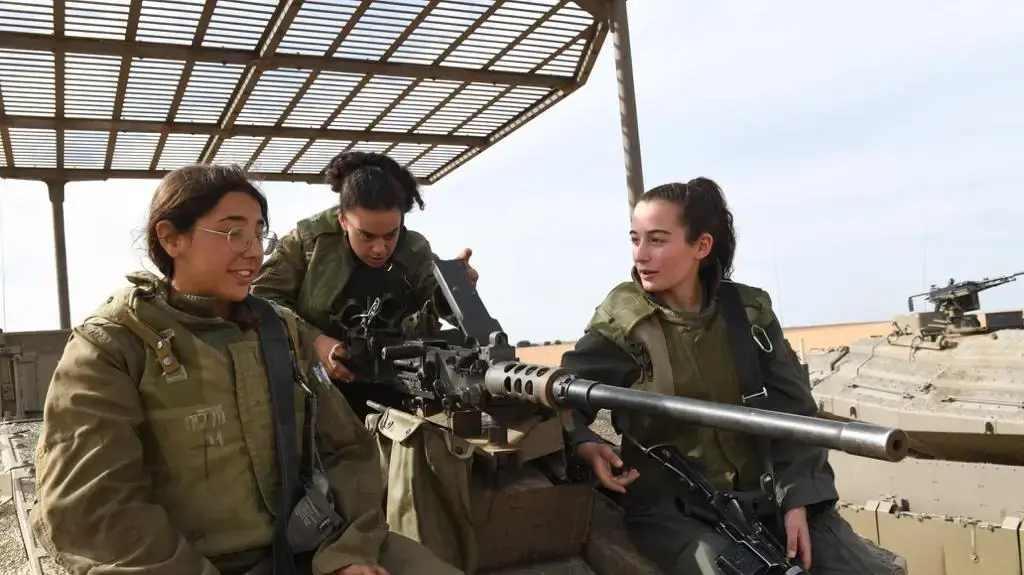 סגן משנה מיכל, מפקדת מחלקה,  רב"ט רותם טענת טנק, רב"ט תמר תותחנית,פלוגת פרא גדוד קרקל