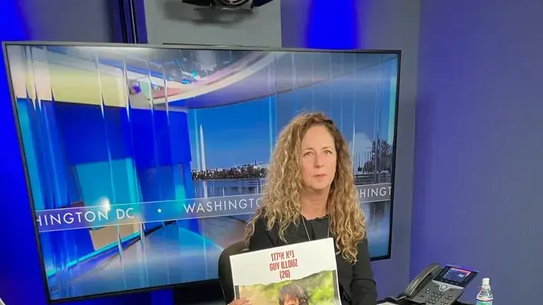 דוריס ליבר, אימו של גיא אילוז, במשלחת של נציגי משפחות החטופים