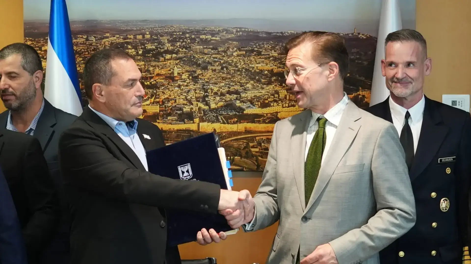 חתימת הסכם מכירת חץ-3 לגרמניה. משמאל לימין: מנכ"ל משרד הביטחון אייל זמיר, שגריר גרמניה בישראל, שטפן זייברט והנספח הצבאי הגרמני, קולונל וולקר גלהאוזן חתימת הסכם מכירת חץ-3 לגרמניה. משמאל לימין: מנכ"ל משרד הביטחון אייל זמיר, שגריר גרמניה בישראל, שטפן זייברט והנספח הצבאי הגרמני, קולונל וולקר גלהאוזן