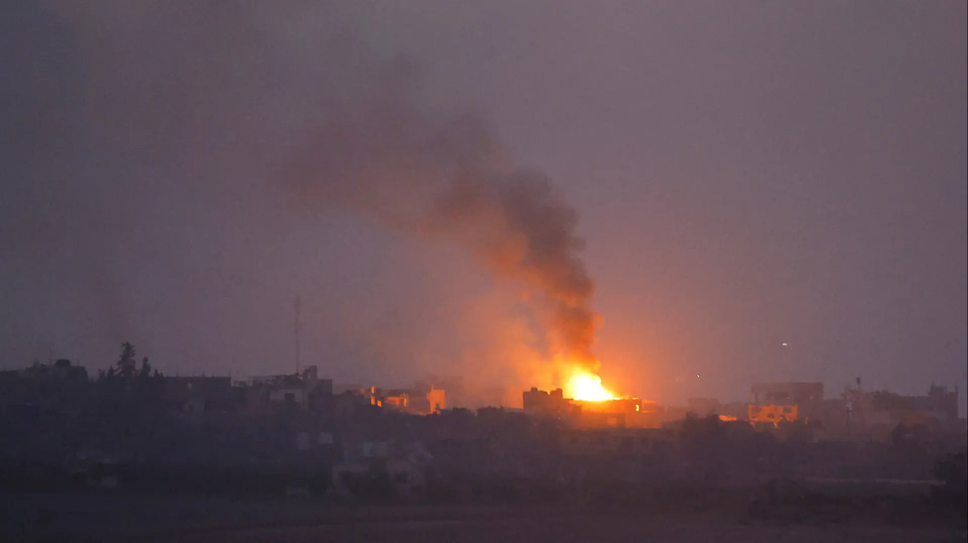 אש בוערת לאחר פיצוץ בצפון רצועת עזה, 23 בנובמבר 2023 אש בוערת לאחר פיצוץ בצפון רצועת עזה, 23 בנובמבר 2023
