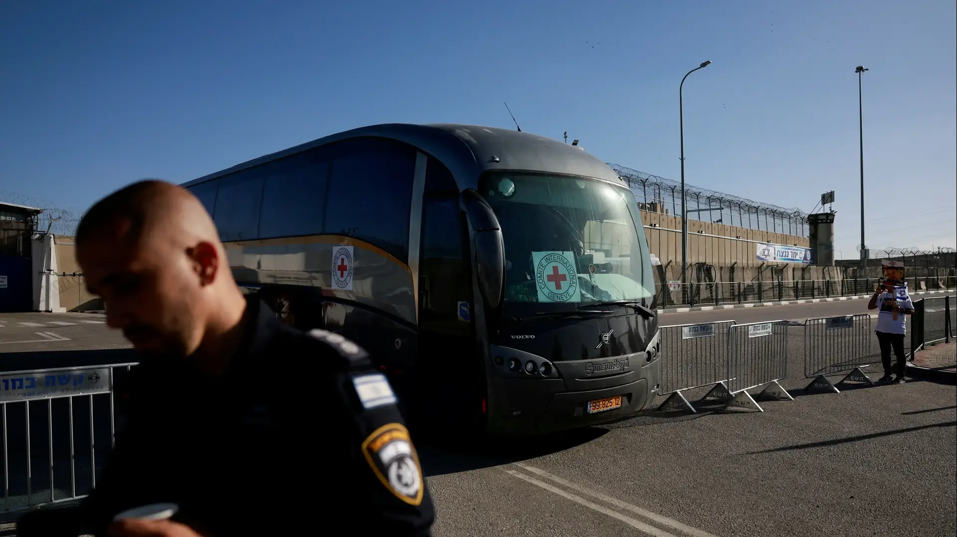 אוטובוס של אסירים פלסטינים מגיעים לכלא עופר לפני שחרורם, 24 בנובמבר 2023 אוטובוס של אסירים פלסטינים מגיעים לכלא עופר לפני שחרורם, 24 בנובמבר 2023