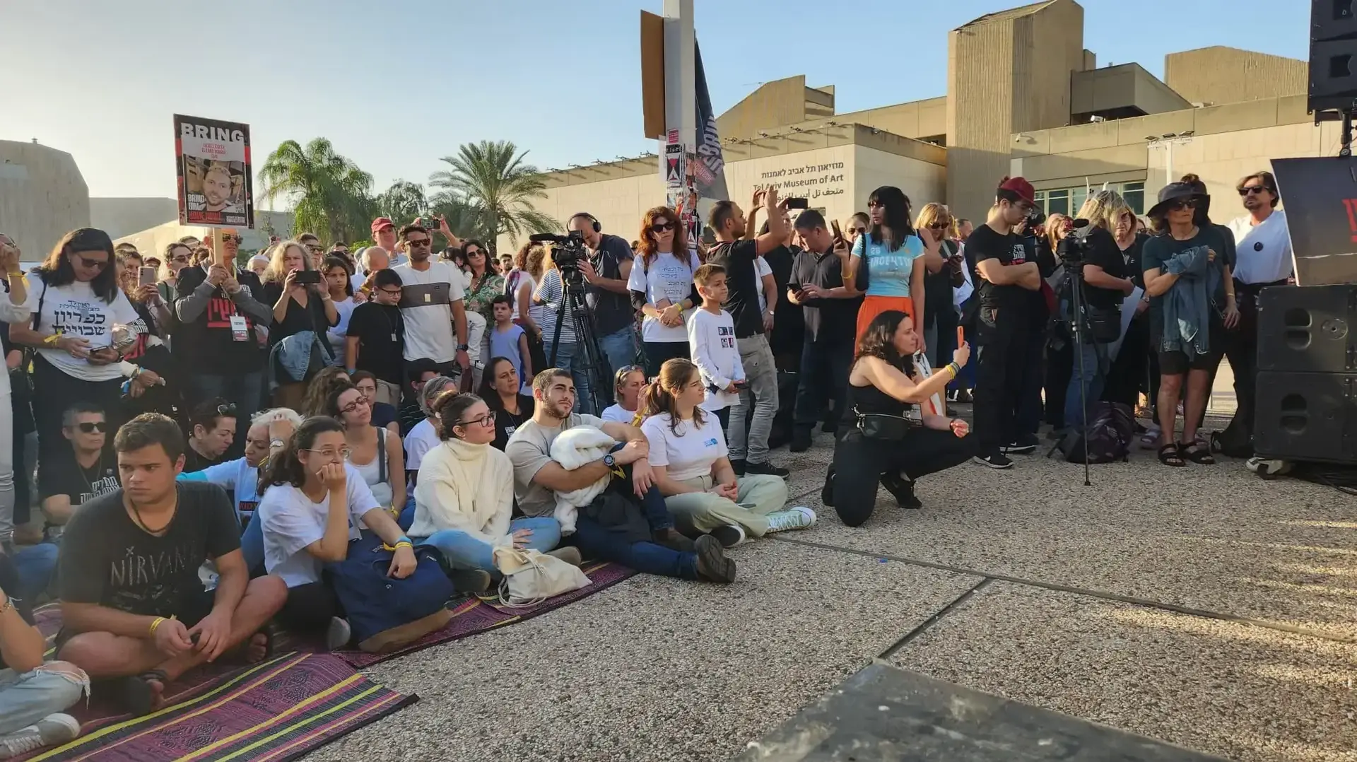 משפחות החטופים בכיכר החטופים שבתל אביב. 24 בנובמבר 2023 משפחות החטופים בכיכר החטופים שבתל אביב. 24 בנובמבר 2023