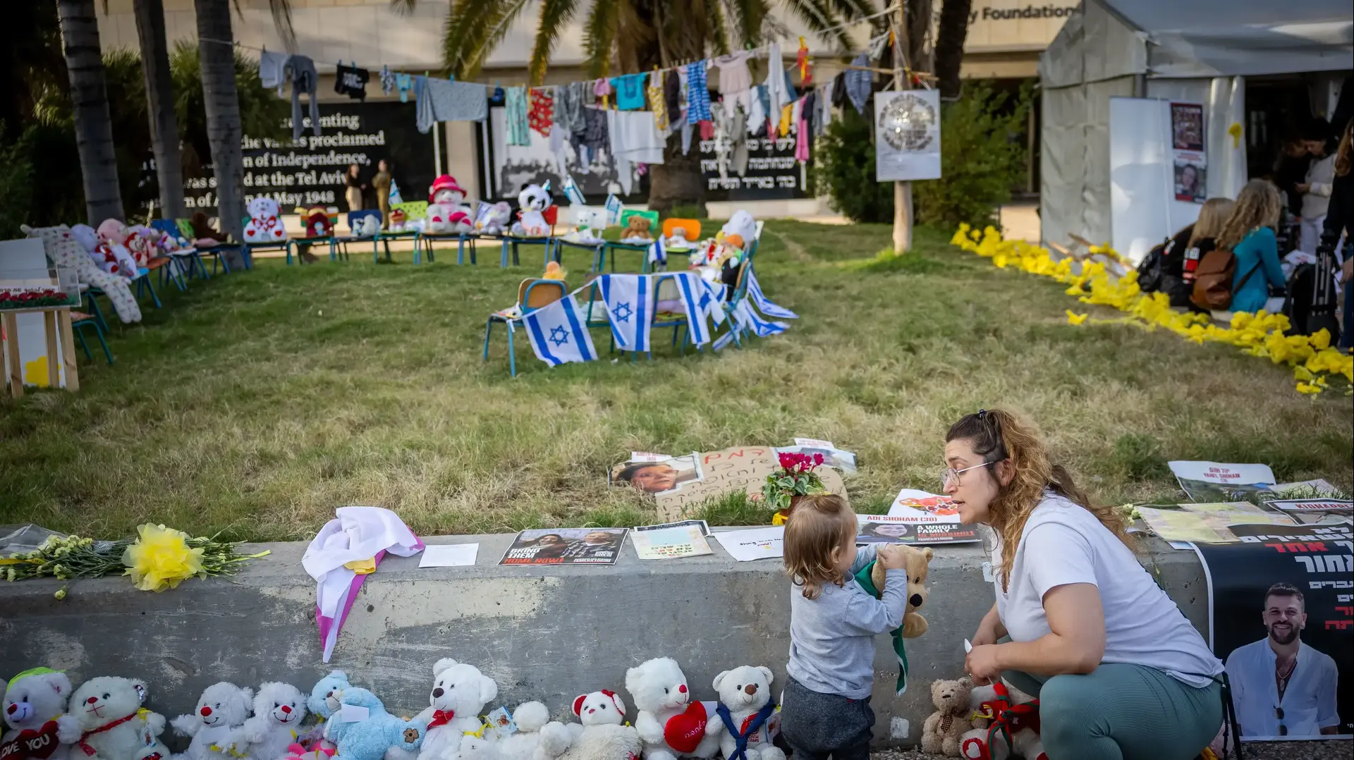 המונים מתכנסים בכיכר החטופים, תל אביב. 24 בנובמבר 2023 המונים מתכנסים בכיכר החטופים, תל אביב. 24 בנובמבר 2023