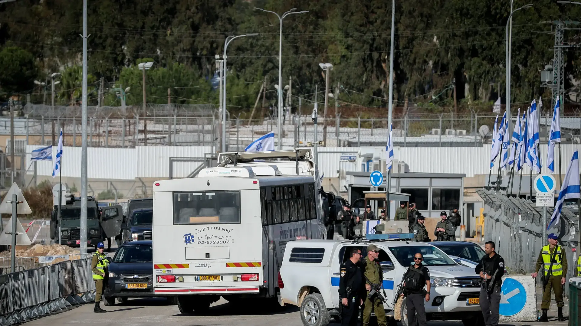 39 פלסטינים שהורשעו בטרור בדרכם לבית הכלא עופר, לקראת שחרורם כחלק מהעסקה עם חמאס . 24 בנובמבר 2023 39 פלסטינים שהורשעו בטרור בדרכם לבית הכלא עופר, לקראת שחרורם כחלק מהעסקה עם חמאס . 24 בנובמבר 2023