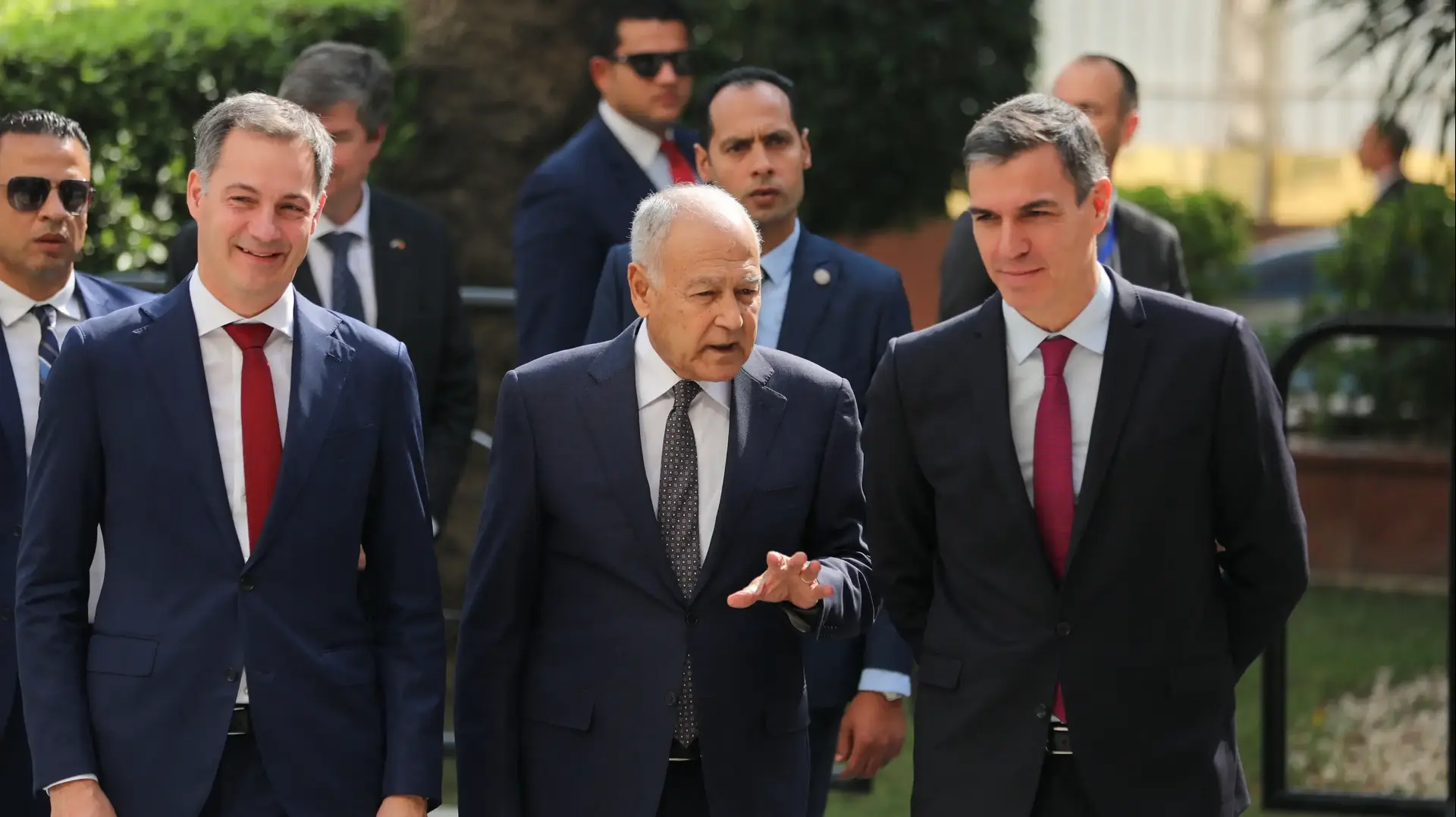 ר"מ ספרד פדרו סנצ'ז, ר"מ בלגיה אלכסנדר דה קרו ומזכ"ל הליגה הערבית אחמד אבו אל-רייט במצרים, 24 בנובמבר 2023 ר"מ ספרד פדרו סנצ'ז, ר"מ בלגיה אלכסנדר דה קרו ומזכ"ל הליגה הערבית אחמד אבו אל-רייט במצרים, 24 בנובמבר 2023