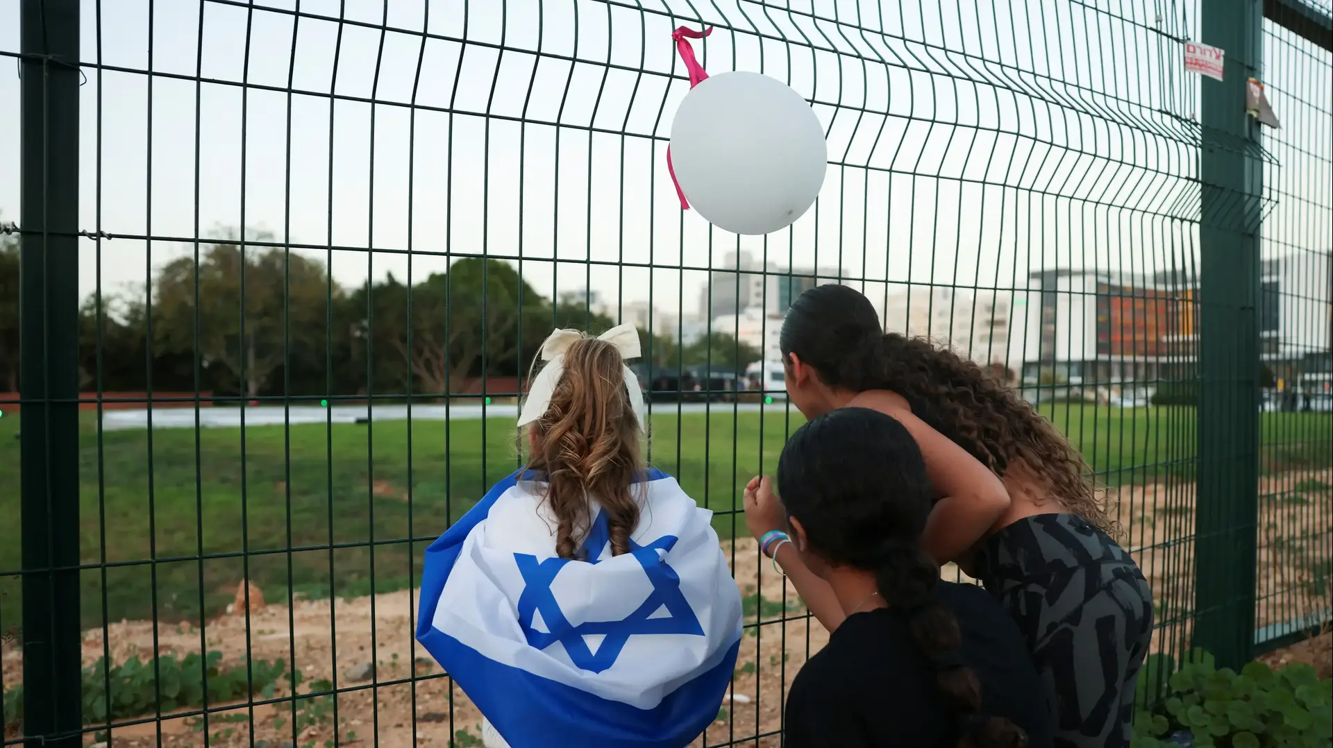 ממתינים לחזרת החטופים ליד בית החולים שניידר ממתינים לחזרת החטופים ליד בית החולים שניידר