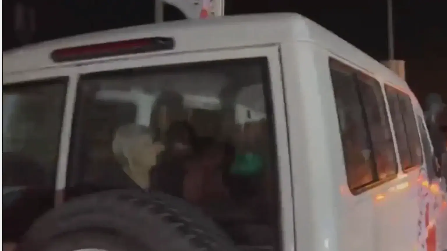 הצלב האדום מעביר את החטופים מרצועת עזה למצרים . 24 בנובמבר 2023