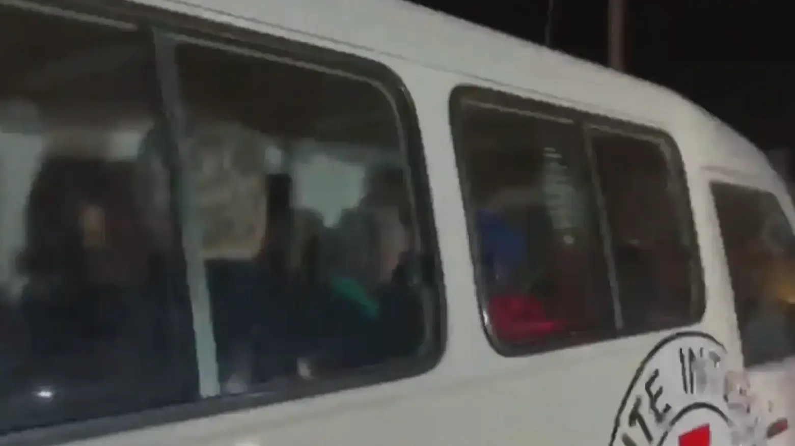 הצלב האדום מעביר את החטופים מרצועת עזה למצרים . 24 בנובמבר 2023 הצלב האדום מעביר את החטופים מרצועת עזה למצרים . 24 בנובמבר 2023