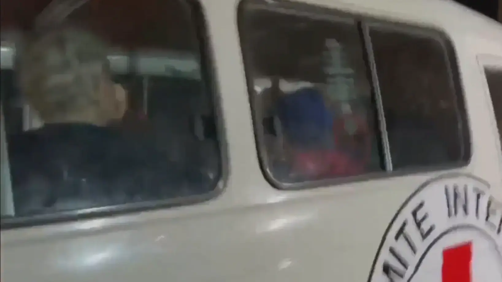 הצלב האדום מעביר את החטופים מרצועת עזה למצרים . 24 בנובמבר 2023