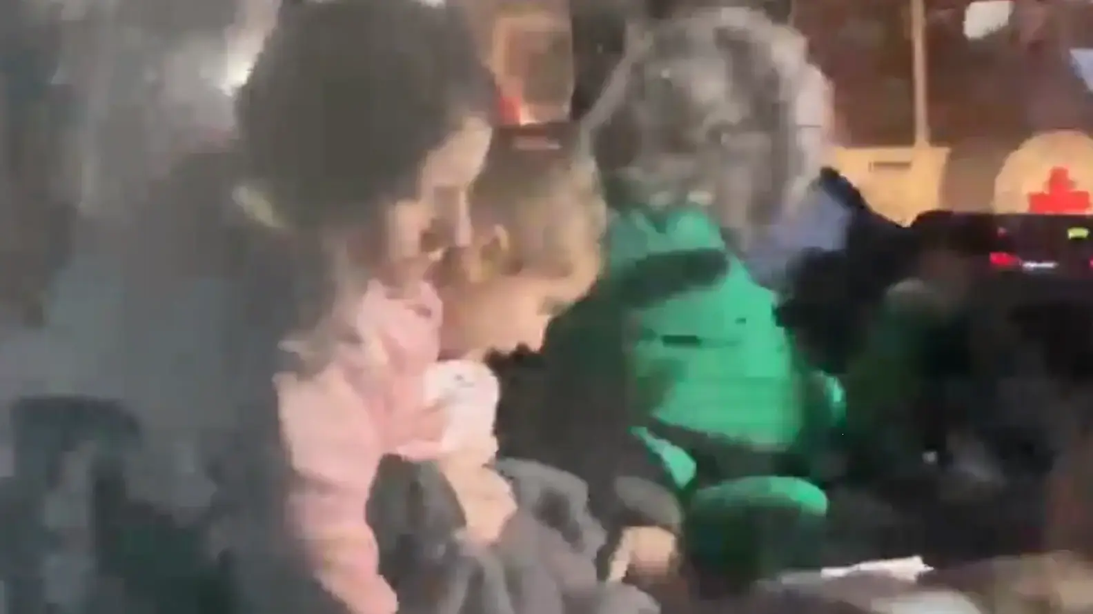 הצלב האדום מעביר את החטופים מרצועת עזה למצרים . 24 בנובמבר 2023