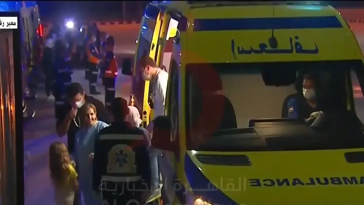 דניאל אלוני ובתה אמיליה אלוני יוצאות מאמבולנס של הצלב האדום לאחר שהועברו מרצועת עזה למצרים . 24 בנובמבר 2023