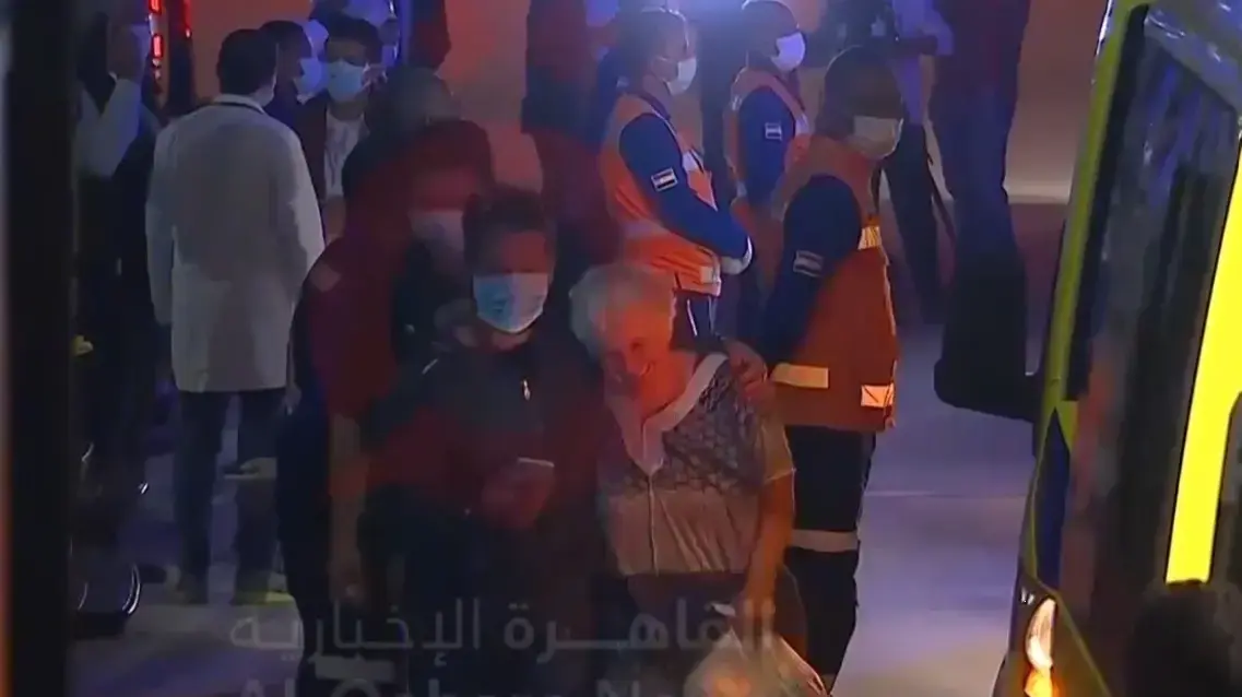 מרגלית מוזס יוצאת מאמבולנס של הצלב האדום לאחר שהועברו מרצועת עזה למצרים . 24 בנובמבר 2023