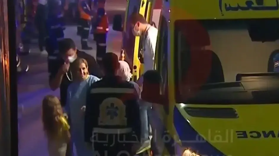 דניאל אלוני ובתה אמיליה אלוני יוצאות מאמבולנס של הצלב האדום לאחר שהועברו מרצועת עזה למצרים . 24 בנובמבר 2023
