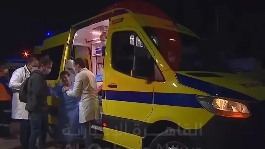 חנה פרי  יוצאת מאמבולנס של הצלב האדום לאחר שהועברו מרצועת עזה למצרים . 24 בנובמבר 2023