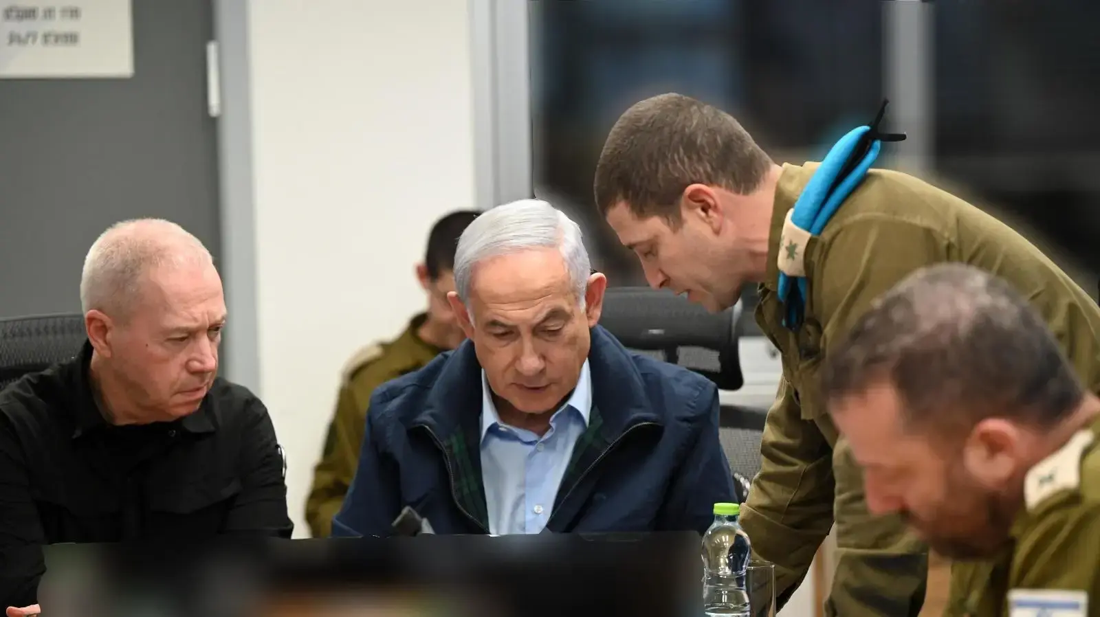 ראש הממשלה בנימין נתניהו ושר הביטחון יואב גלנט בקריה בעת שחרור החטופים, 24 בנובמבר 2023 ראש הממשלה בנימין נתניהו ושר הביטחון יואב גלנט בקריה בעת שחרור החטופים, 24 בנובמבר 2023