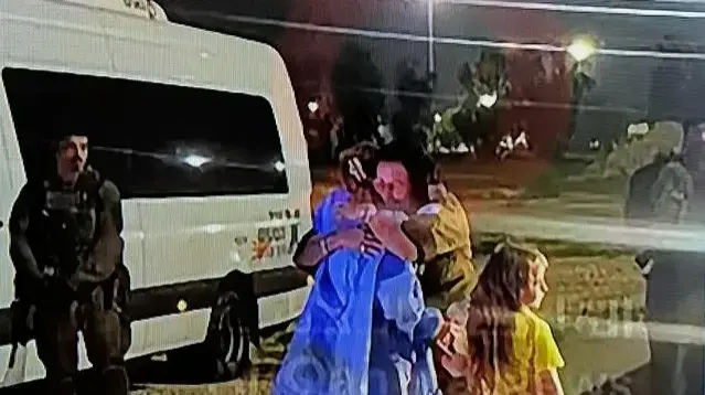 חיבוק בין החטופות הישראליות ששבו מרצועת עזה לבין חיילת צה"ל.  24 בנובמבר