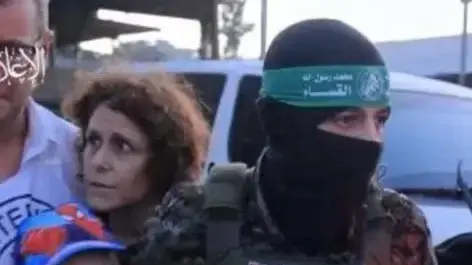 אוהד מונדר מוחזק על ידי פעיל חמאס במסגרת עסקת שחרור החטופים. 24 בנובמבר 2023 אוהד מונדר מוחזק על ידי פעיל חמאס במסגרת עסקת שחרור החטופים. 24 בנובמבר 2023
