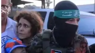 אוהד מונדר מוחזק על ידי פעיל חמאס במסגרת עסקת שחרור החטופים. 24 בנובמבר 2023 אוהד מונדר מוחזק על ידי פעיל חמאס במסגרת עסקת שחרור החטופים. 24 בנובמבר 2023