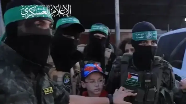 חטופים ישראלים מובלים מפוחדים על ידי מחבלי חמאס. 24 בנובמבר 2023