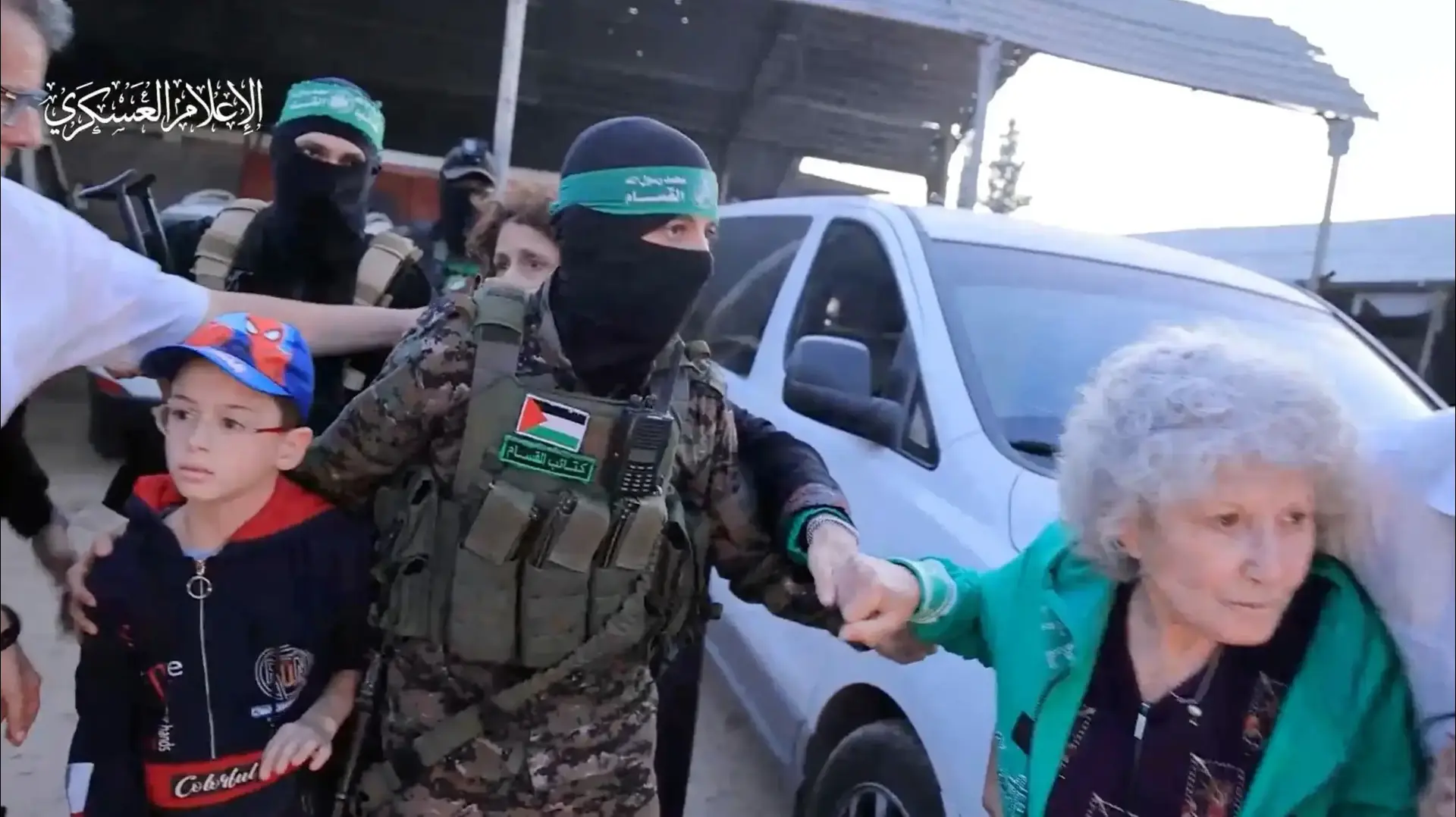 חטופים ישראלים מובלים מפוחדים על ידי מחבלי חמאס. 24 בנובמבר 2023 חטופים ישראלים מובלים מפוחדים על ידי מחבלי חמאס. 24 בנובמבר 2023