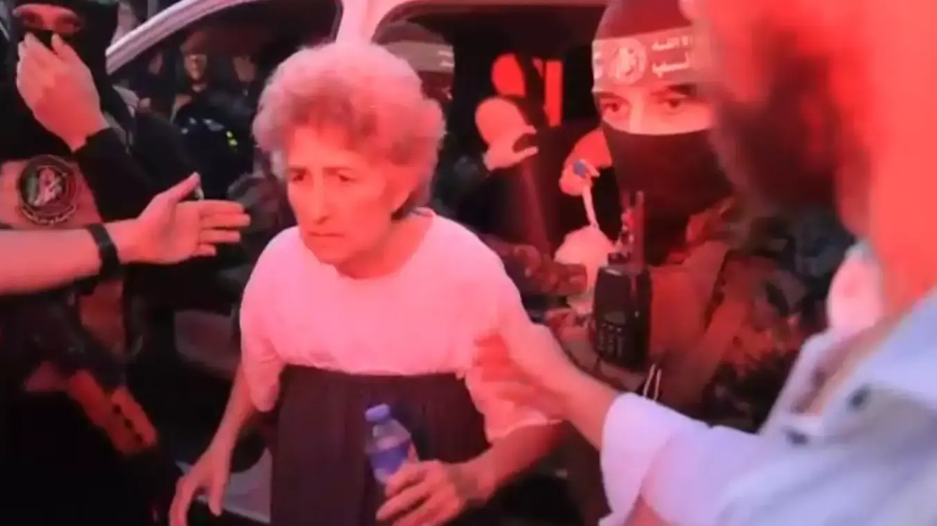 חטופים ישראלים מובלים מפוחדים על ידי מחבלי חמאס. 24 בנובמבר 2023 חטופים ישראלים מובלים מפוחדים על ידי מחבלי חמאס. 24 בנובמבר 2023